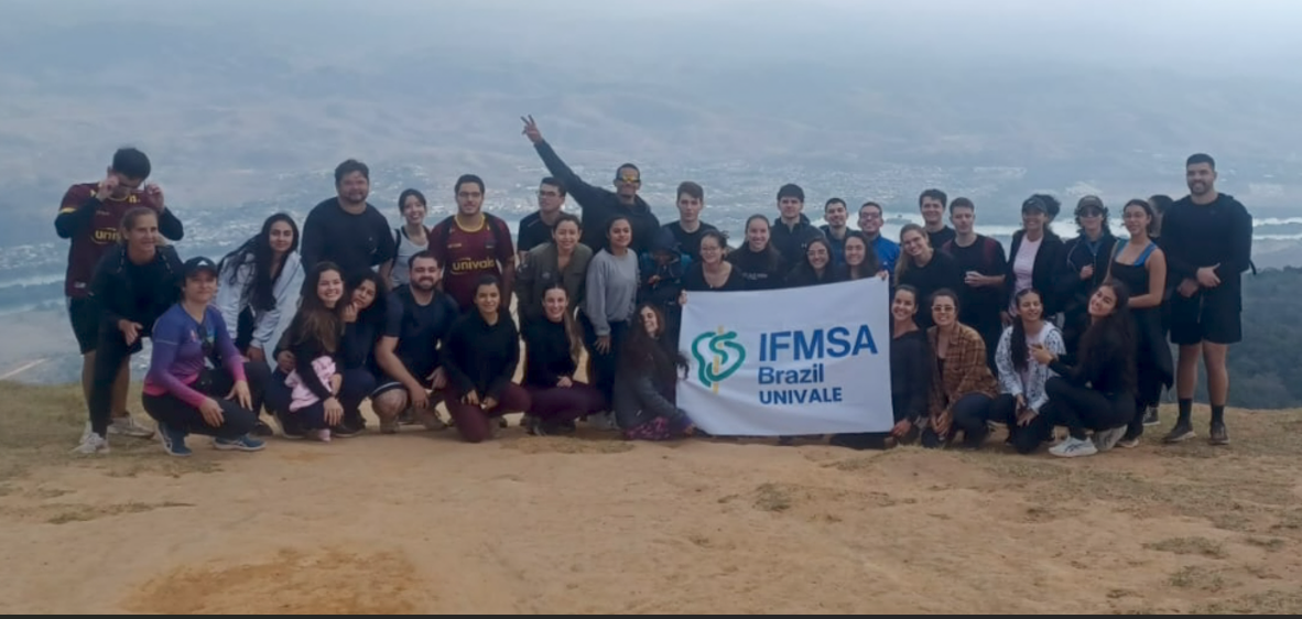 Alunos da IFMSA no topo do Pico da Ibituruna